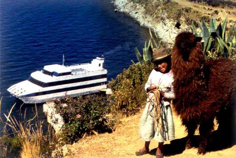 Day Cruise La Paz to Puno by Catamaran and buses Peru